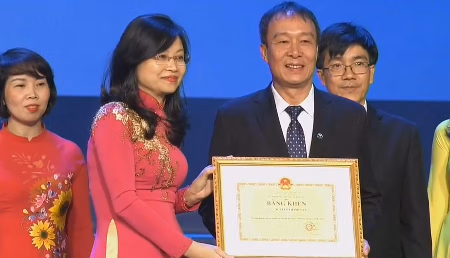 Các cá nhân nhận bằng khen của Bộ trưởng Bộ GD&ĐT Các cá nhân nhận bằng khen của Bộ trưởng Bộ GD&ĐT