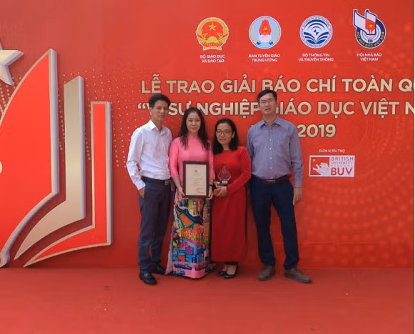 Nhóm tác giả báo Nhân Dân đã đoạt giải Nhất, loại hình báo in, Giải báo chí quốc gia “Vì sự nghiệp giáo dục Việt Nam” năm 2019.