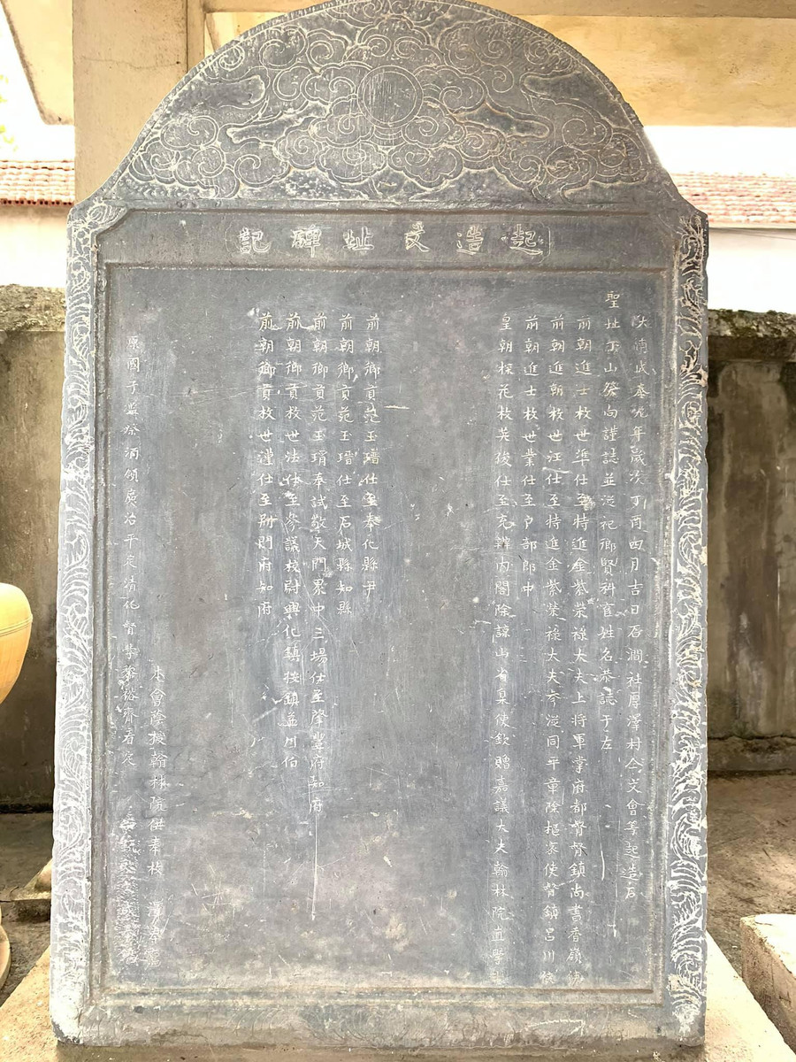 Tấm bia ghi danh 9 cụ tiến sĩ - hương cống họ Mai.