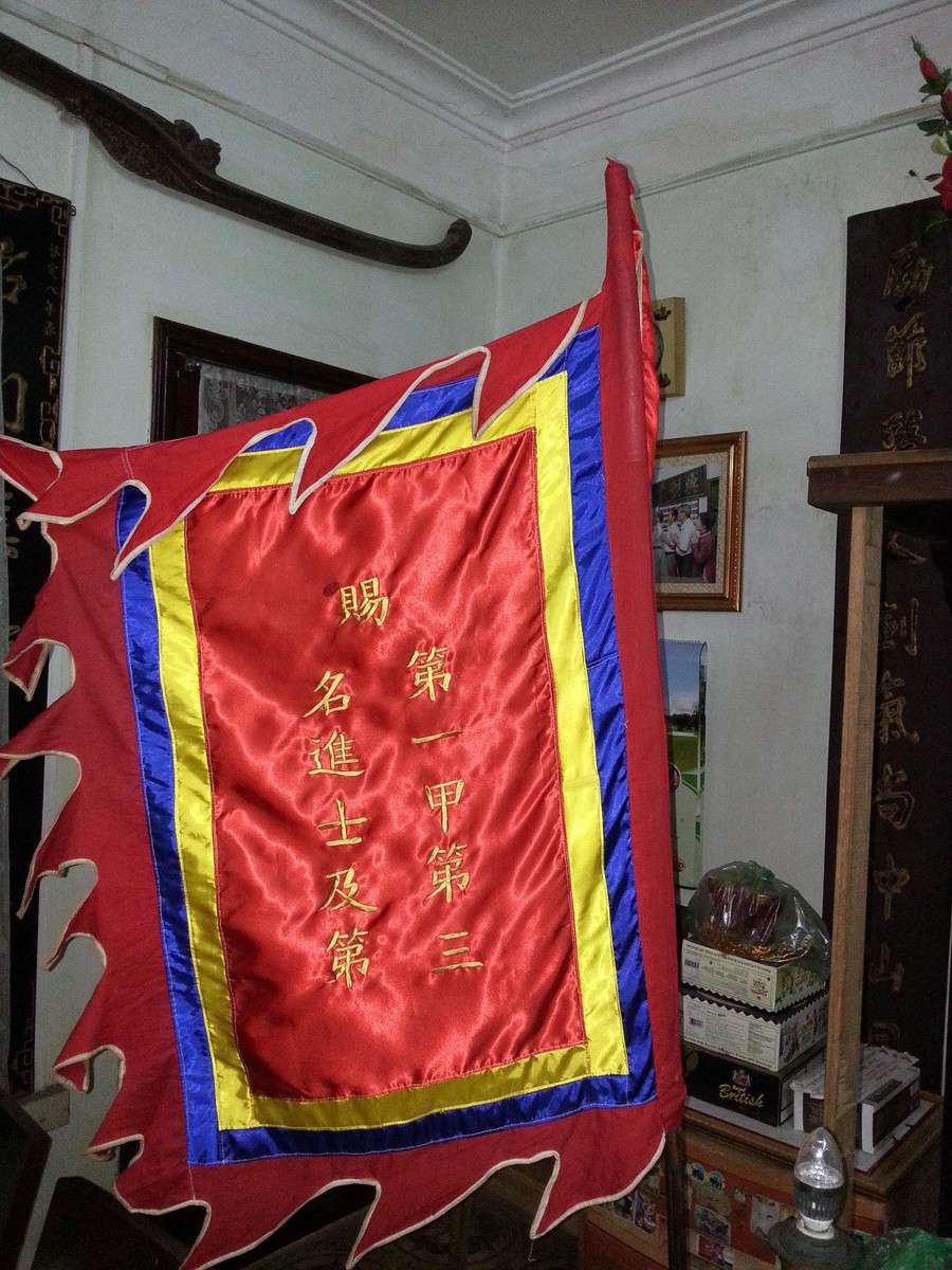 Cờ vua tặng Thám hoa Mai Anh Tuấn.