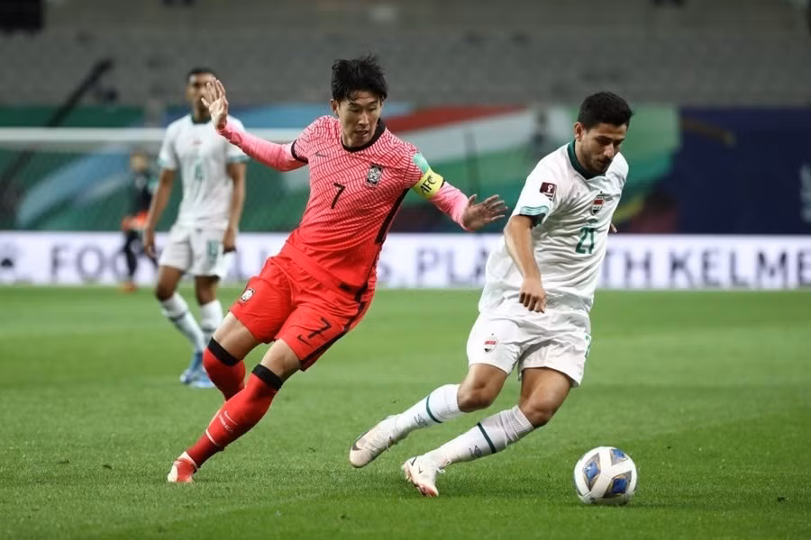 Iraq (áo trắng) thua Hàn Quốc 0-1 trước thềm Asian Cup 2023.