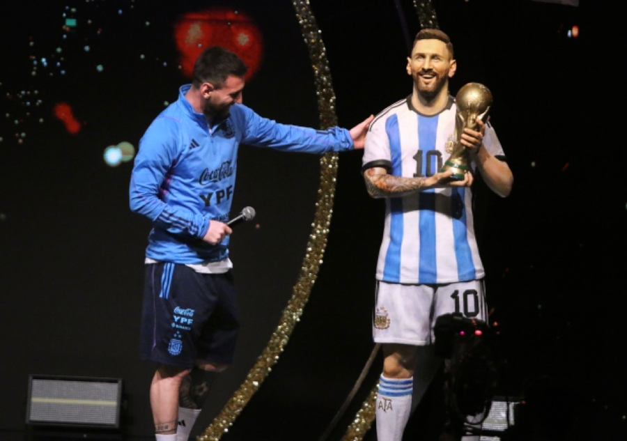 Messi bên bức tượng có kích thước bằng người thật của anh. Messi bên bức tượng có kích thước bằng người thật của anh.