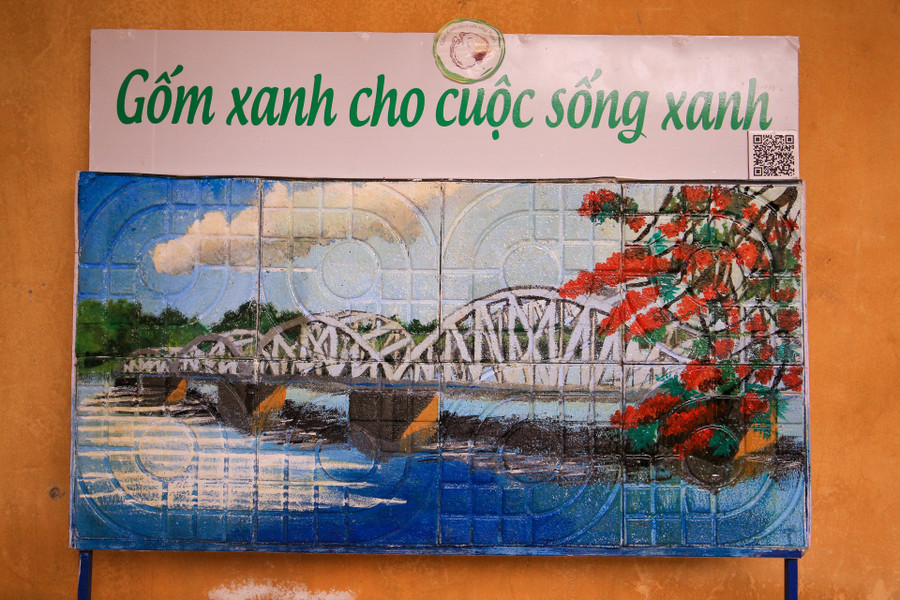 Hình ảnh cầu Trường Tiền xứ Huế được nhóm học sinh vẽ lên sản phẩm trưng bày. (Ảnh: Hoàng Hải). Hình ảnh cầu Trường Tiền xứ Huế được nhóm học sinh vẽ lên sản phẩm trưng bày. (Ảnh: Hoàng Hải).