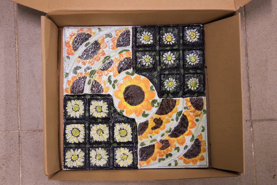 Gạch hoa lát nền hoặc dùng ốp tường trang trí có thể thay thế thạch cao và một số sản phẩm tấm ốp trang trí khác trên thị trường.