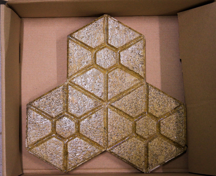 Gạch được làm từ vỏ hàu và vỏ trấu khi chưa được vẽ trang trí. Gạch được làm từ vỏ hàu và vỏ trấu khi chưa được vẽ trang trí.