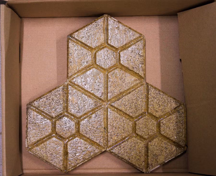 Gạch được làm từ vỏ hàu và vỏ trấu khi chưa được vẽ trang trí.