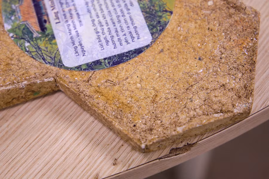 Vỏ trấu vẫn còn hiện rõ trên bề mặt sản phẩm gạch.