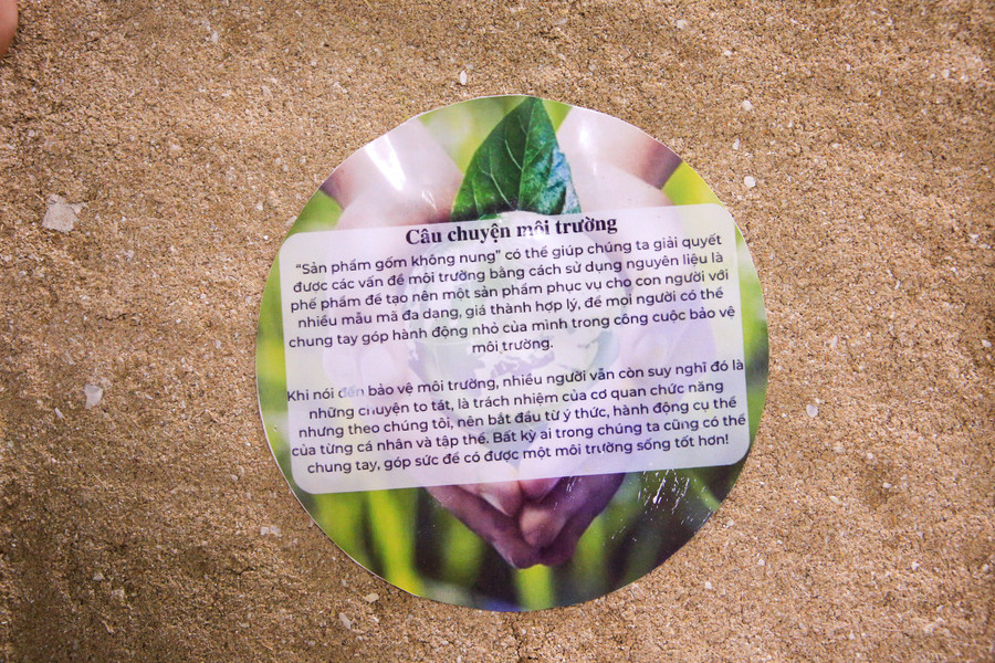 Câu chuyện về việc bảo vệ môi trường được dán lên sản phẩm mà nhóm học sinh muốn truyền tải đến người dùng. Câu chuyện về việc bảo vệ môi trường được dán lên sản phẩm mà nhóm học sinh muốn truyền tải đến người dùng.