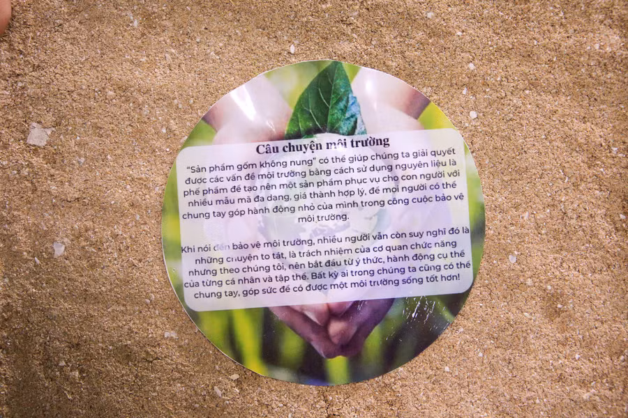 Câu chuyện về việc bảo vệ môi trường được dán lên sản phẩm mà nhóm học sinh muốn truyền tải đến người dùng.