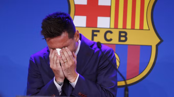 Messi bật khóc nức nở trong buổi họp báo chia tay Barca chiều 8/8.