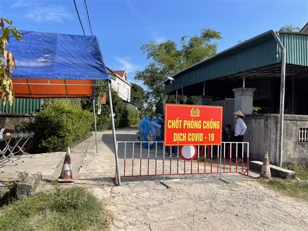 Lập 8 chốt chặn, kiểm soát tại khu vực phong tỏa thôn Trung Tiến.