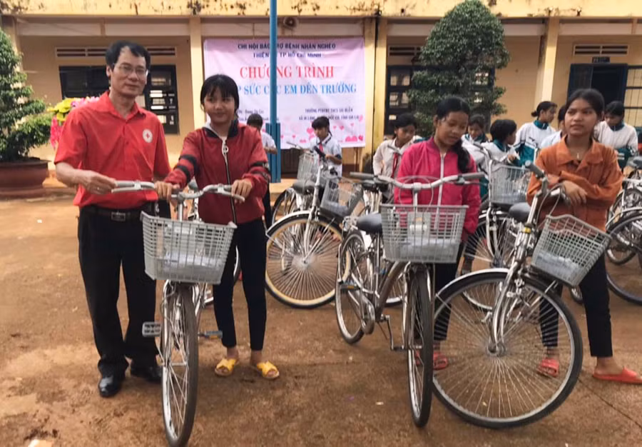 Nhiều HS nghèo được hỗ trợ để yên tâm học tập. Ảnh: IT