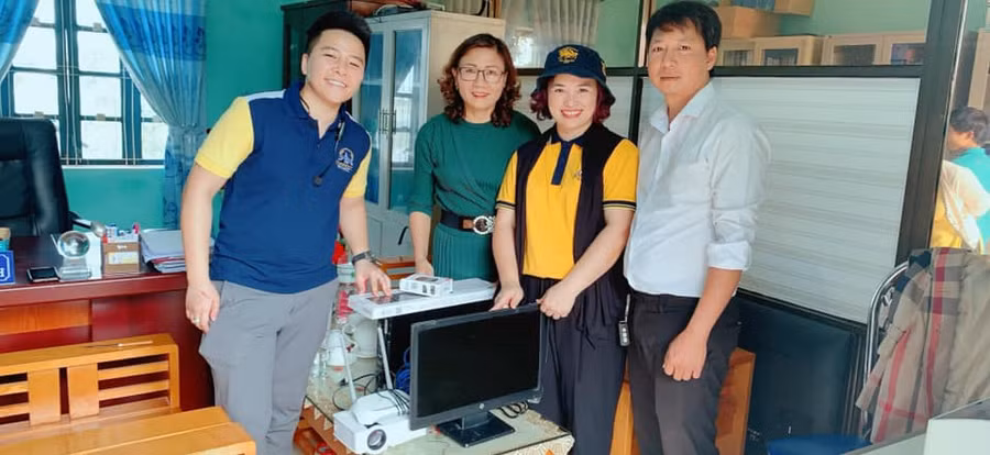 Đại diện Trường Everest trao tặng máy tính và máy chiếu