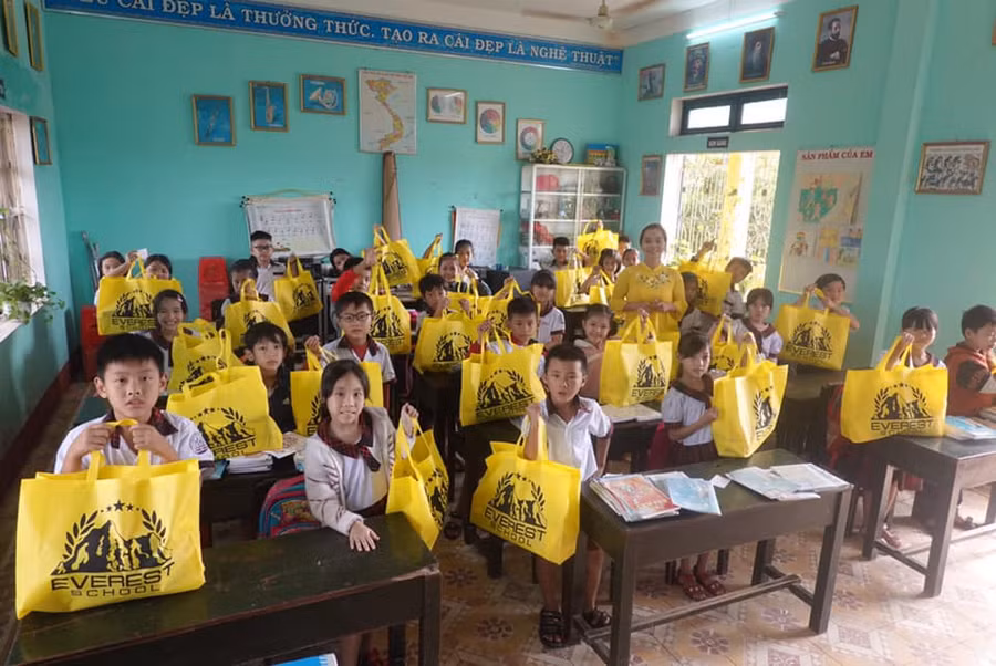 Những món quà hỗ trợ kịp thời đến tay HS 2 trường TH và THCS Phú An