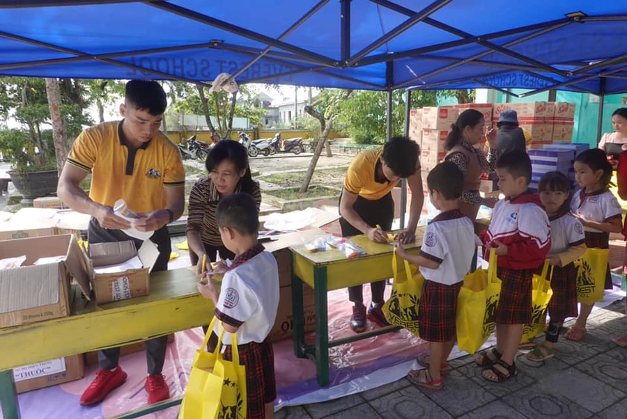 Chia sẻ khó khăn cùng học sinh vùng lũ