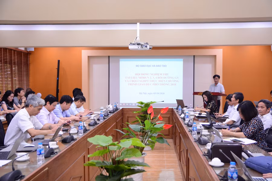 Hội đồng thẩm định nghe báo cáo kết quả làm việc. Ảnh: Đức Trí