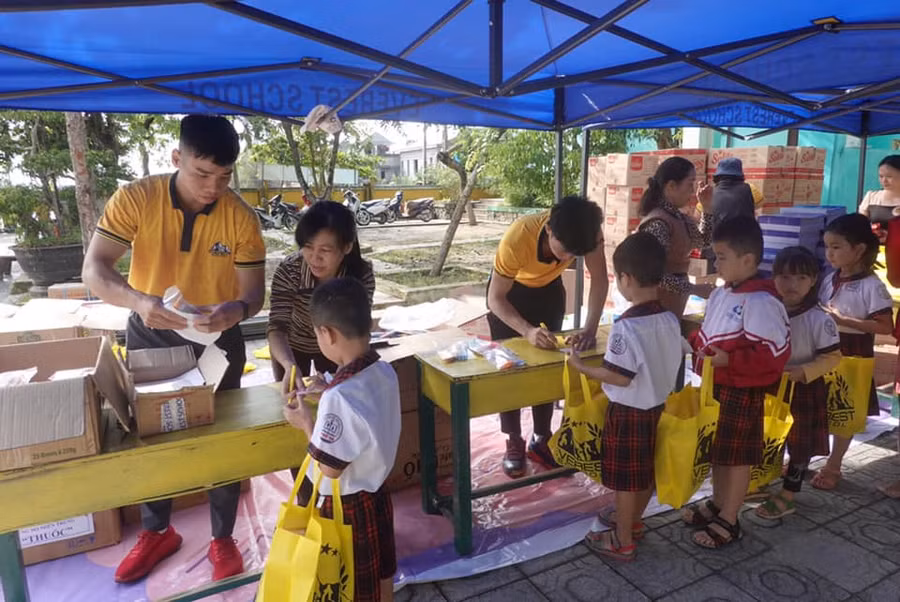 Chia sẻ khó khăn cùng học sinh vùng lũ