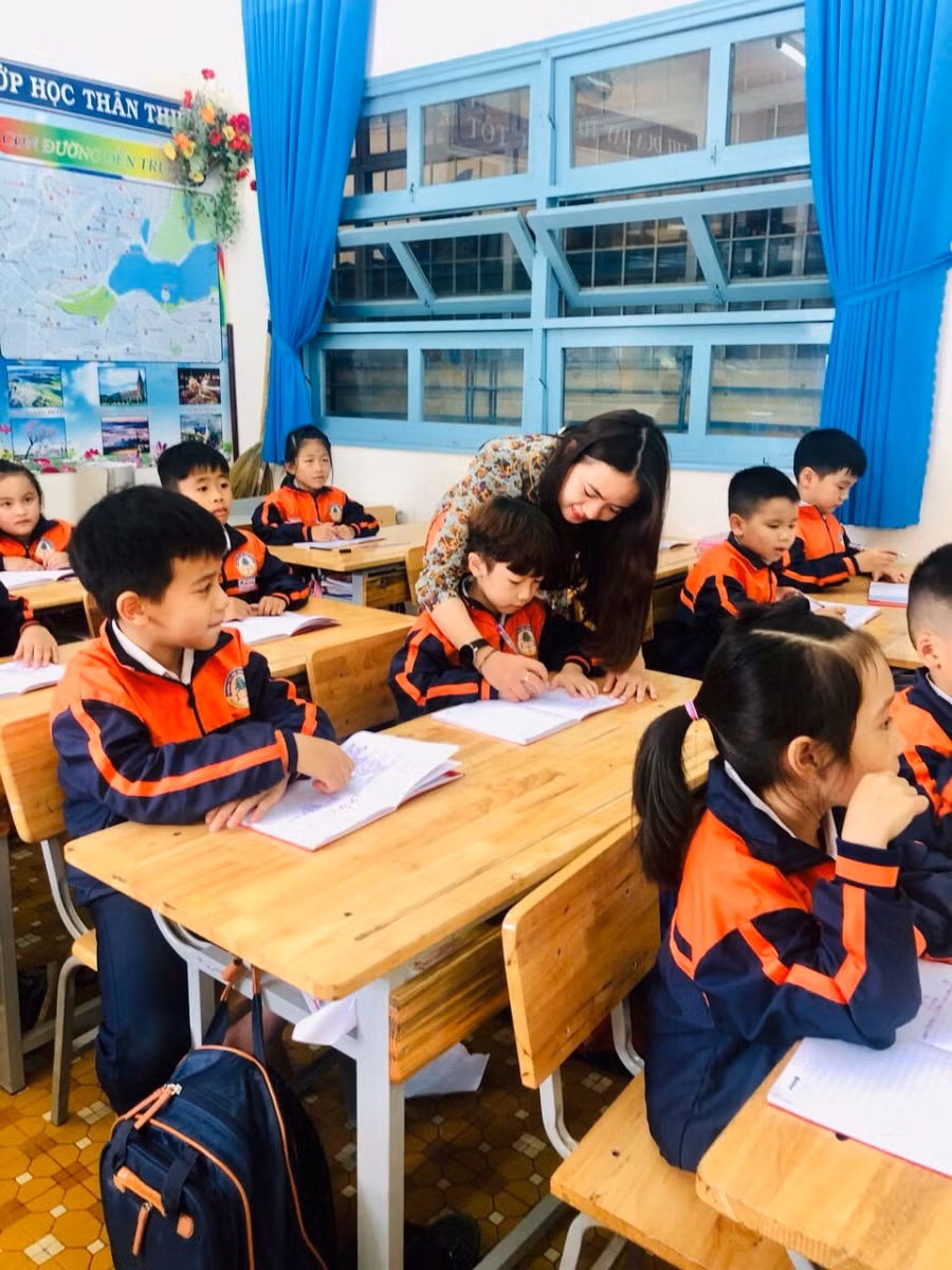 Cô Võ Nguyễn Thảo Nguyên - Trường Tiểu học Đoàn Thị Điểm (thành phố Đà Lạt - Lâm Đồng) luyện viết cho HS lớp 1 .