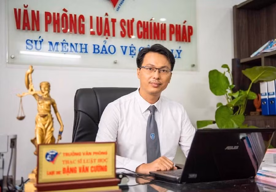 Luật sư Đặng Văn Cường cho rằng: cơ quan chức năng cần vào cuộc xác minh và làm rõ hành vi của người đàn ông đã hành hung cháu bé 2 tuổi.