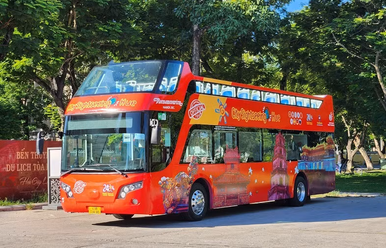 Tham quan Thủ đô bằng xe buýt 2 tầng theo hành trình City tour.
