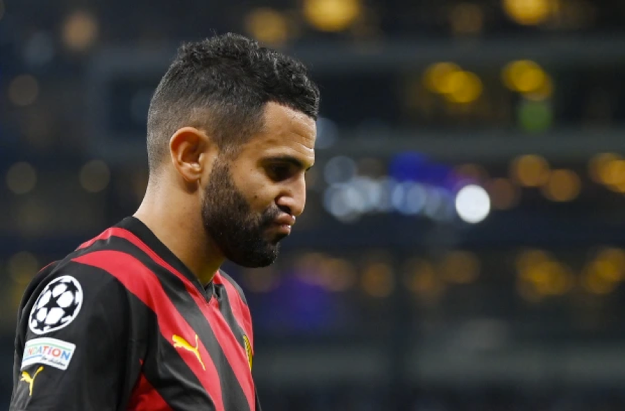 Riyad Mahrez sút hỏng quả phạt đền của Man City trong hiệp một. Riyad Mahrez sút hỏng quả phạt đền của Man City trong hiệp một.