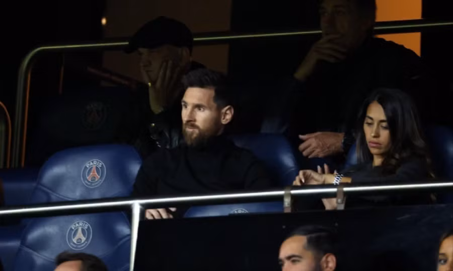 Vẻ mặt ‘không cảm xúc’ của Messi khi Mbappe ghi bàn, trong khi vợ Antonella nhìn đồng hồ sốt ruột.
