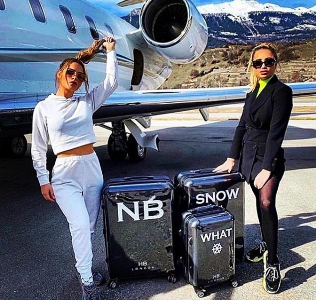 Dan rich kid dung khau trang Chanel, Louis Vuitton de phong dich hinh anh 5 r4_1.jpg