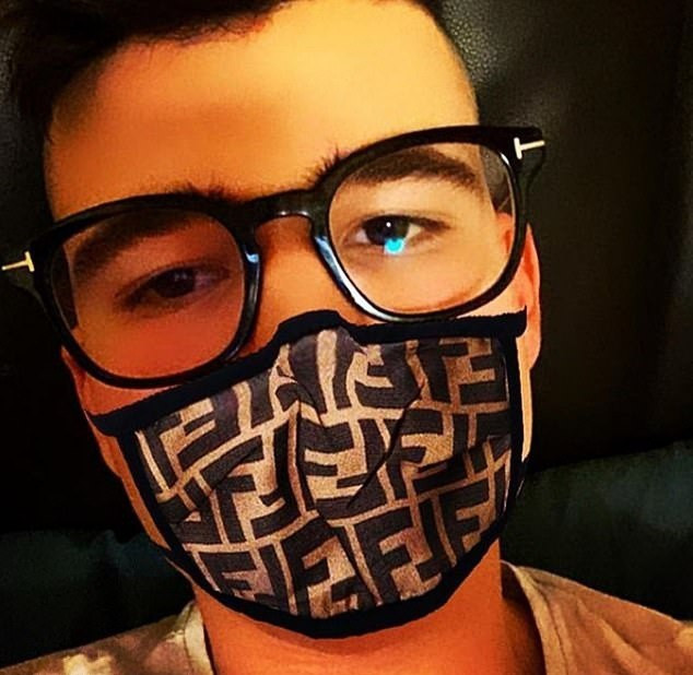 Dan rich kid dung khau trang Chanel, Louis Vuitton de phong dich hinh anh 2 r2.jpg