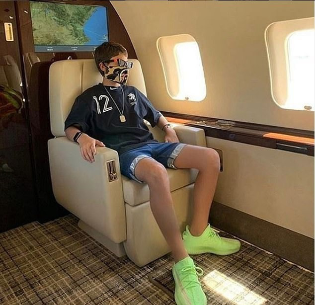 Dan rich kid dung khau trang Chanel, Louis Vuitton de phong dich hinh anh 4 r_1.jpg