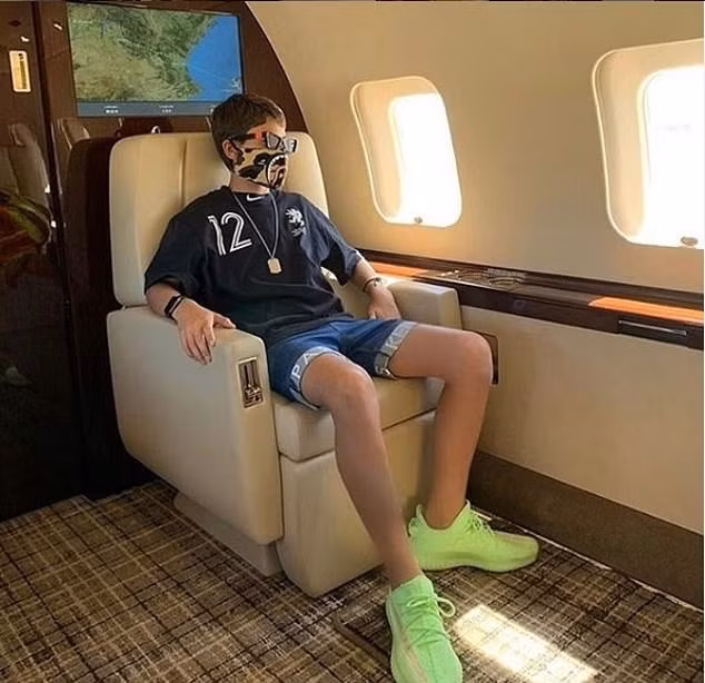 Dan rich kid dung khau trang Chanel, Louis Vuitton de phong dich hinh anh 4 r_1.jpg