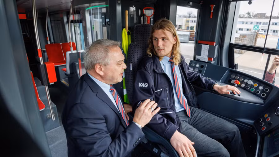 Anh Benedikt Hanne được đào tạo để lái xe điện.