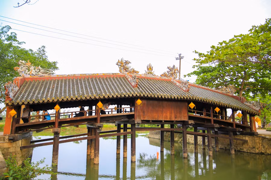 Cầu bắc ngang qua một con kênh, là nơi để người dân và du khách hóng mát vào mùa Hè, hoặc tạm trú tránh mưa.