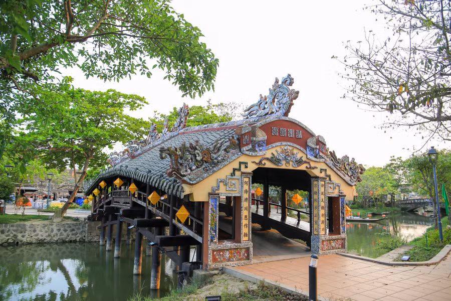 Cầu xây dựng theo lối “thượng gia hạ kiều”, nghĩa là trên nhà dưới cầu.