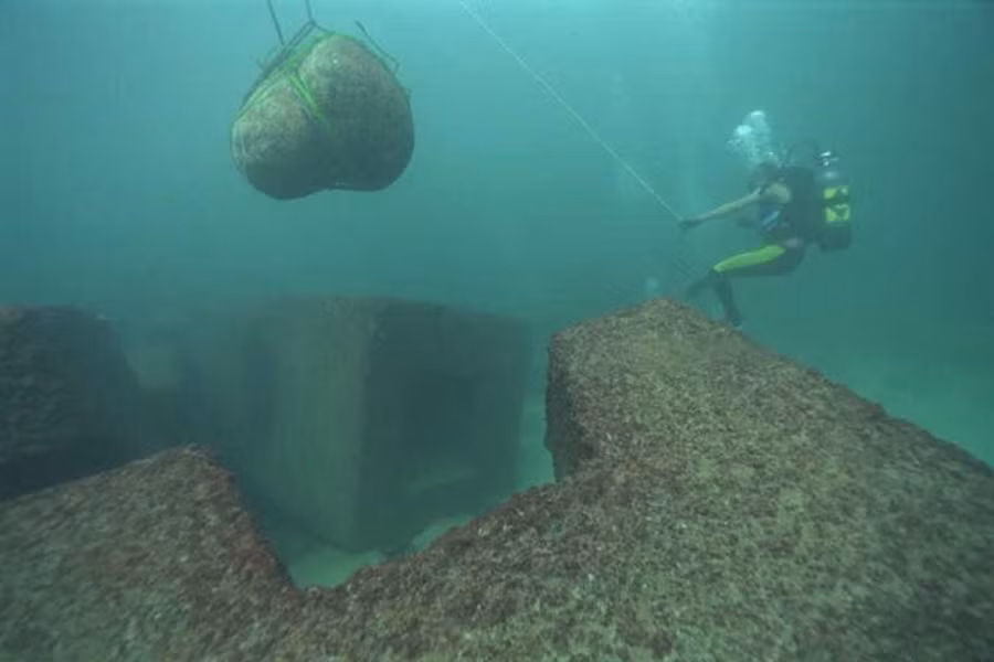 Trục vớt các tàn tích của hải đăng kỳ quan thế giới.