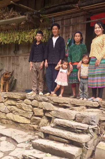 Mua Thị Chở là chị cả trong gia đình đông con, được xã Sủng Lả chứng nhận là hộ nghèo.