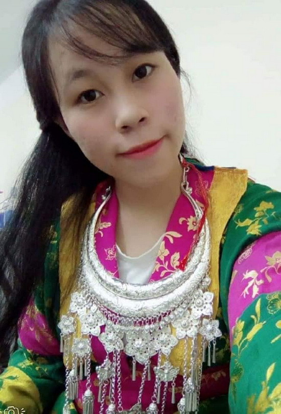 Chở và bộ váy áo dân tộc Mông