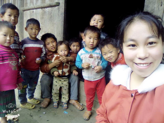 Mua Thị Chở cùng các em nhỏ