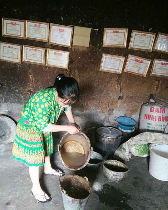 Trên tường khu bếp là những giấy khen, chứng nhận danh hiệu của em.