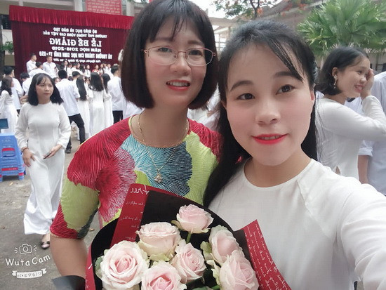 Chở và cô giáo trong lễ bế giảng năm lớp 12