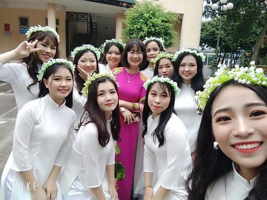 Mua Thị Chở cùng các bạn ở Trường Phổ thông Vùng Cao Việt Bắc chụp ảnh kỷ yếu