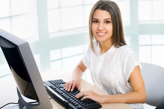 Vì sao phụ nữ luôn thấy lạnh khi làm việc trong văn phòng?
