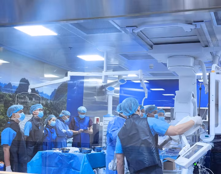 Ekip cấp cứu đông đảo dưới sự chỉ đạo của Giám đốc bệnh viện - PGS. TS. Lê Văn Thạch đang khẩn trương thao tác cứu sống bệnh nhân.