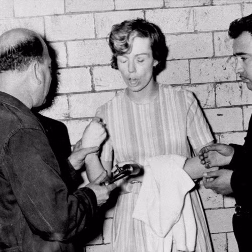 Sharon (ở giữa) một mực phủ nhận bản thân có liên quan đến vụ án của James và Patracia.