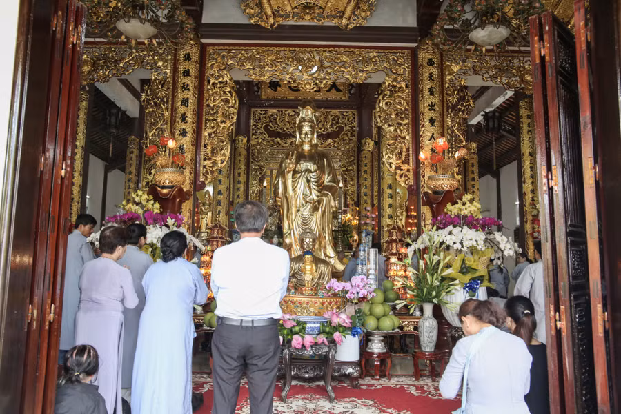 Đại lễ Phật đản thu hút hàng nghìn Phật tử và người dân đến làm lễ và cầu bình an.