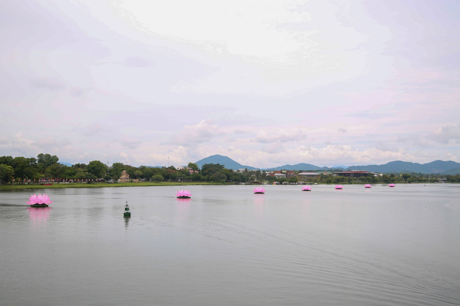 Lễ Phật đản năm nay diễn ra với nhiều sự kiện như: Hạ thủy và thắp sáng 7 hoa sen trên sông Hương; Nghi thức tắm Phật và lễ rước Phật truyền thống cầu quốc thái dân an, thế giới hòa bình; diễu hành thuyền hoa,...