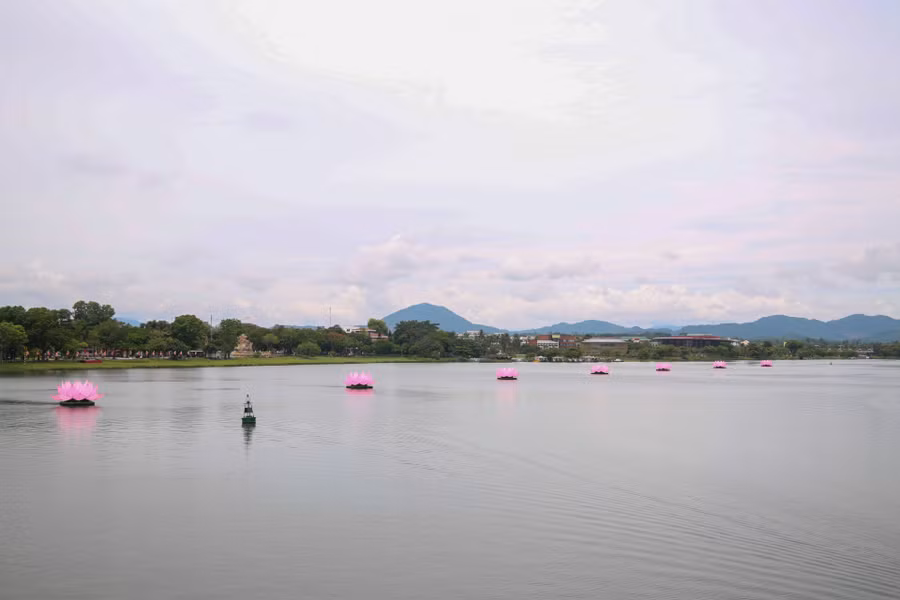 Lễ Phật đản năm nay diễn ra với nhiều sự kiện như: Hạ thủy và thắp sáng 7 hoa sen trên sông Hương; Nghi thức tắm Phật và lễ rước Phật truyền thống cầu quốc thái dân an, thế giới hòa bình; diễu hành thuyền hoa,...