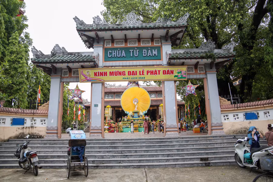 Hòa cùng với không khí trên đường phố, tại hầu hết các ngôi chùa đều trang hoàng băng rôn, đèn lồng và thực hiện các nghi lễ của Phật đản.