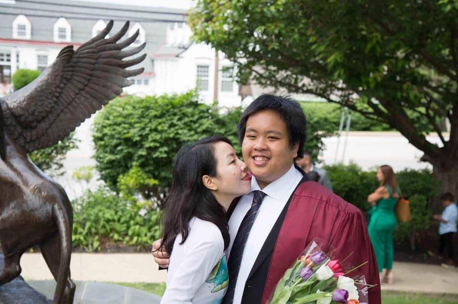 Đỗ Nhật nam và mẹ. Đỗ Nhật nam và mẹ.