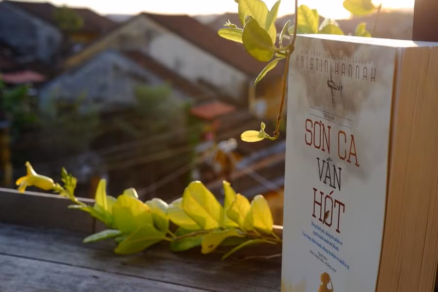 Bìa cuốn sách "Sơn ca vẫn hót"