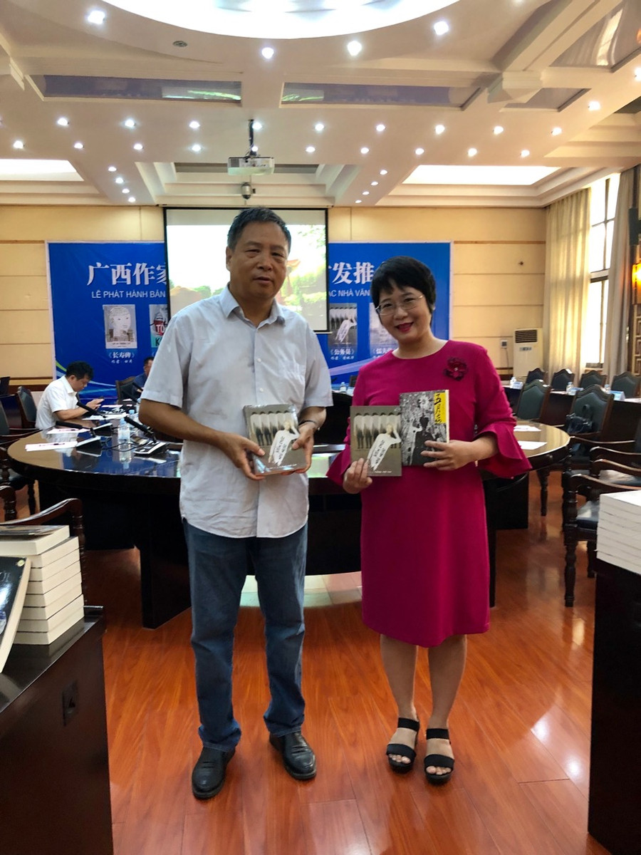 Nhà văn Hoàng Bội Hoa (bên trái) Nhà văn Hoàng Bội Hoa (bên trái)